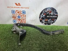 Петля крышки багажника BMW 320I