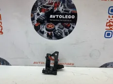 Крючок капота Mercedes benz E350