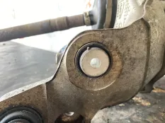 Кулак задний левый Jaguar XE