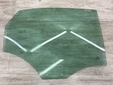 Стекло двери AUDI A4