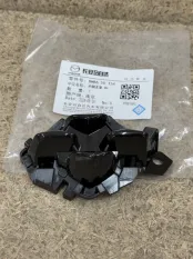 Заглушка решетки радиатора правая - DHB650154