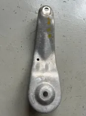 Кронштейн балки Lixiang L7