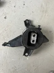 Подушка двигателя Kia Carnival