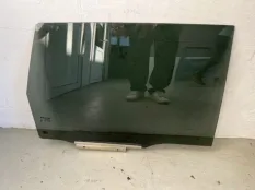 Стекло двери Suzuki Vitara