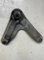 Кронштейн подрамника Kia Carnival