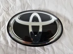 Эмблема решетки радиатора Toyota Prado 150