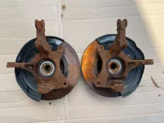 Кулаки передние Renault Arkana