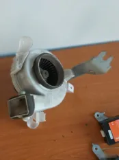 Вентилятор охлаждения аккумулятора Toyota Prius