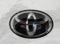 Эмблема решетки радиатора Toyota Prado 150