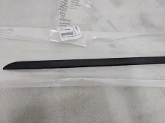 Молдинг лобового стекла левый BMW X1