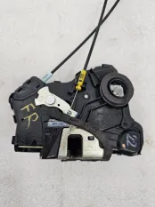 Замок передней правой двери Toyota Hilux