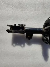 Передняя стойка амортизатора правая Toyota RAV4 40