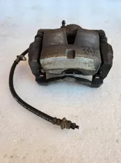 Суппорт передний правый Toyota RAV4 40