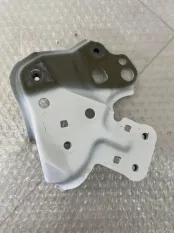 Кронштейн крыла правый Toyota Rav 4 40 (3ZRFE)