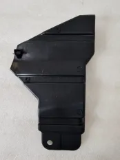 Кр-н решетки радиатора правый Mitsubishi Outlander