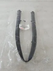 Уплотнитель капота Toyota Hilux 8