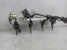 Топливная рампа Opel Astra J 2012 55355609
