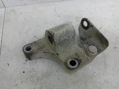 Кронштейн коробки (балка кпп) Renault Duster 2015 8200805817