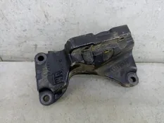 Кронштейн двигателя передний правый Opel Astra H рест. 2009 13189381