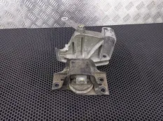 Кронштейн двигателя правый Renault Clio 3 2009 8200269695