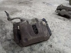 Суппорт тормозной передний правый Renault Trafic 2 рест. 2009 7701050920