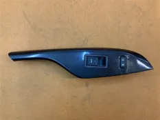 Кнопка стеклоподъемника передняя правая Toyota