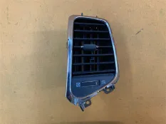 Дефлектор обдува центральный правый Jeep Grand