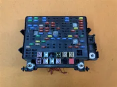 Блок предохранителей моторный Hummer H2 6.0 2003