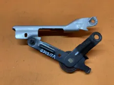 Петля капота левая Chevrolet Tahoe GMT900 5.3 2009