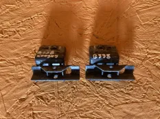 Кронштейн радиатора кондиционера передний Mazda