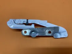 Петля крышки багажника левая Chevrolet Camaro 6