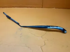 Поводок стеклоочистителя передний правый Honda