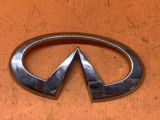 Эмблема крышки багажника Infiniti QX56 JA60 5.6