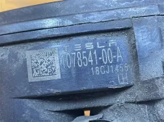 Суппорт тормозной задний левый Tesla Model S 2018