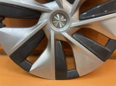 Колпак колеса Tesla Model Y 2022