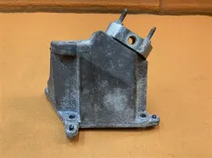 Кронштейн двигателя правый Dodge Challenger 3 3.6