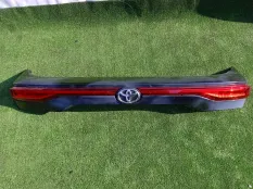 Накладка 5-й двери Toyota Harrier MXUA80 M20A-FKS, задняя