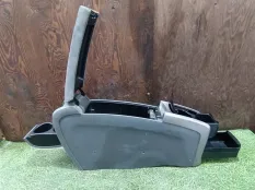 Бардачок между сиденьями TOYOTA PRIUS NHW20