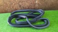 Уплотнительная резинка дверей TOYOTA NOAH ZWR90W, задняя правая