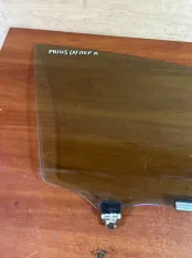 Стекло двери Toyota Prius