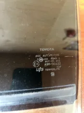 Стекло двери Toyota Prius