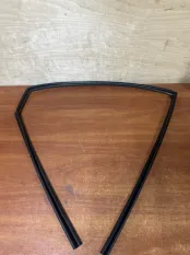 Уплотнитель стекла двери Toyota Prius