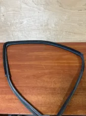 Уплотнитель стекла двери Mazda BT50