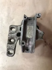 Подушка двигателя Volkswagen Tiguan