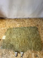 Стекло двери Suzuki Liana