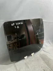 Стекло двери Nissan NP300