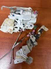 Замок боковой двери Nissan NP300