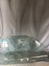 Стекло двери Nissan NP300