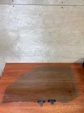 Стекло двери Nissan NP300