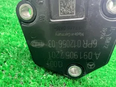 Датчик уровня масла в двигателе Mercedes-Benz